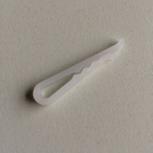 Klika - Clip para camisa blanco leche 37x3,5mm 10.000