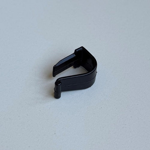 Klika - Gancho para colgar negro sobre cesta de alambre dia 15 mm